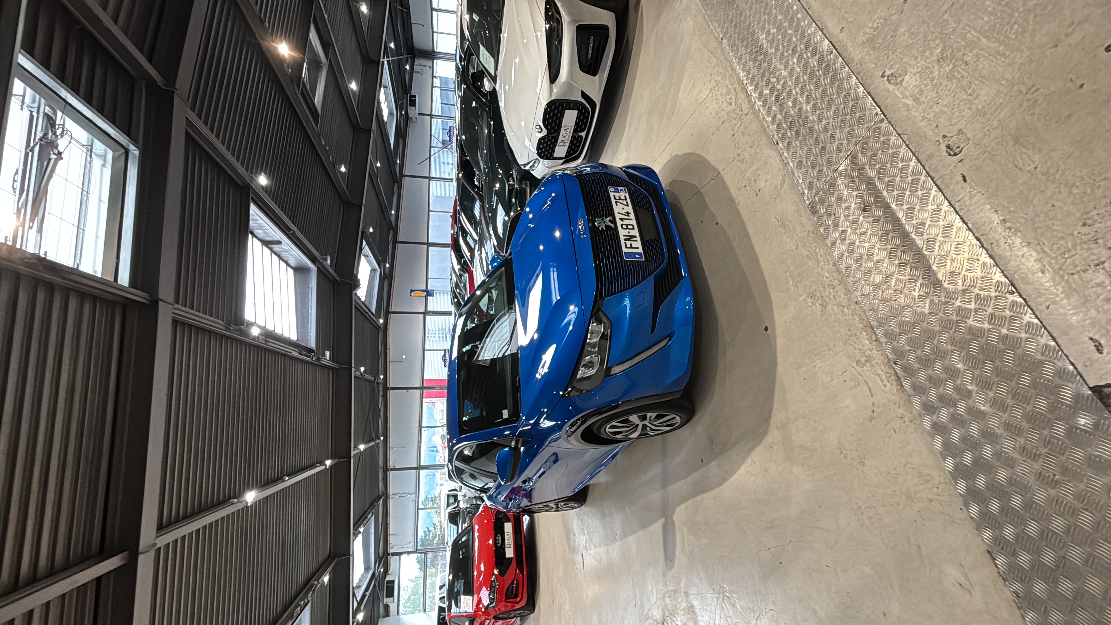 Peugeot 208 - Photo 1