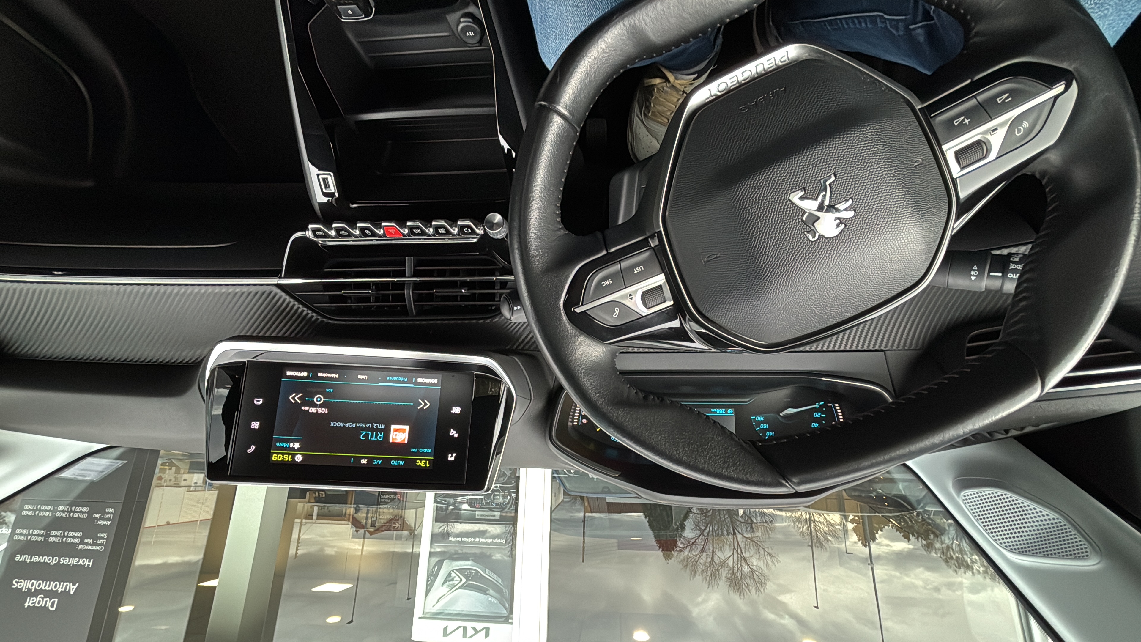 Peugeot 208 - Photo 2