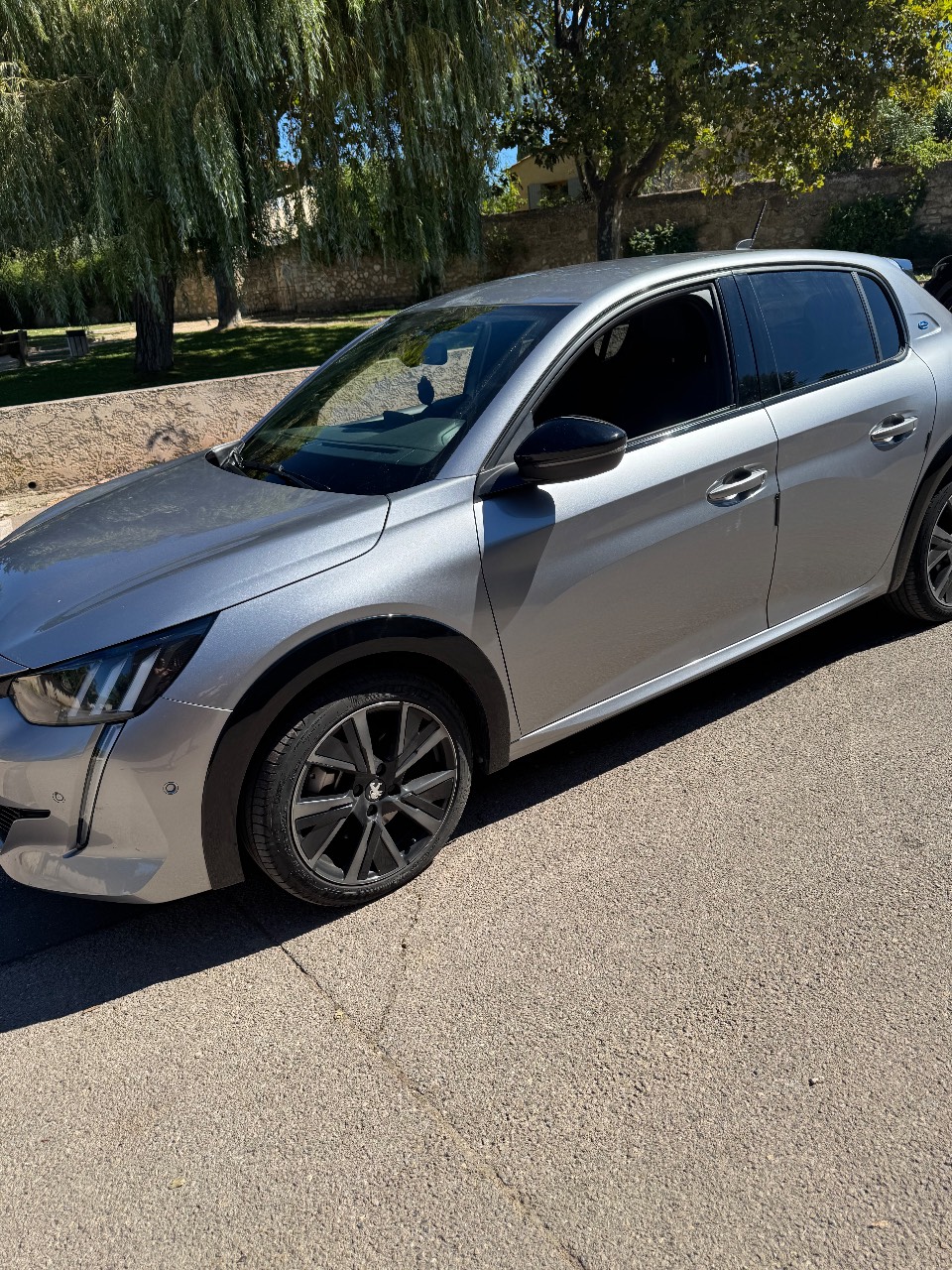 PEUGEOT 208 - Photo 1