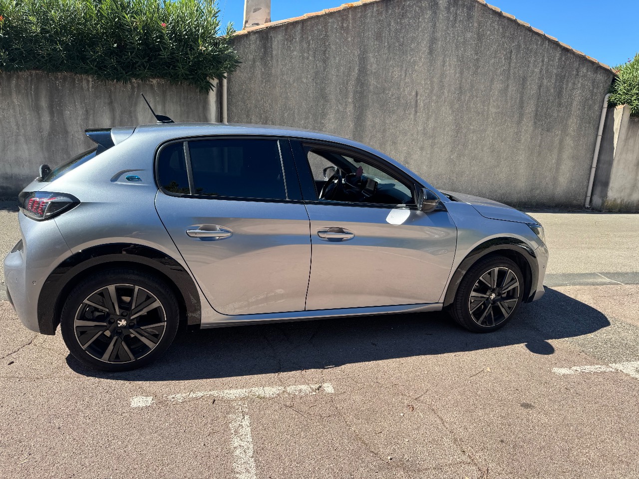 PEUGEOT 208 - Photo 2